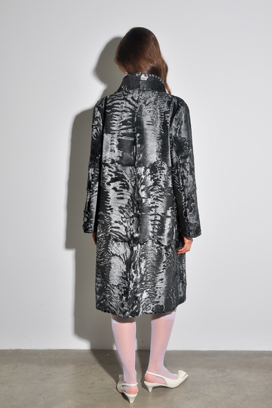 Пальто из меха каракульчи с воротником стойка K-512-03