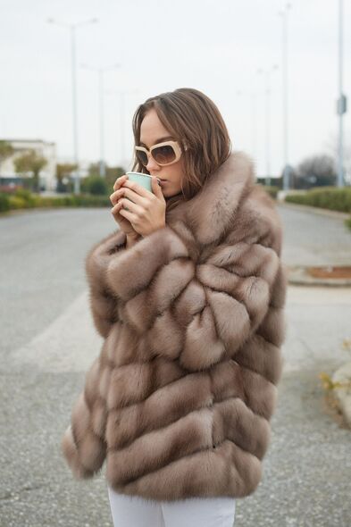 Куртка из меха куницы с английским воротником M-001-02