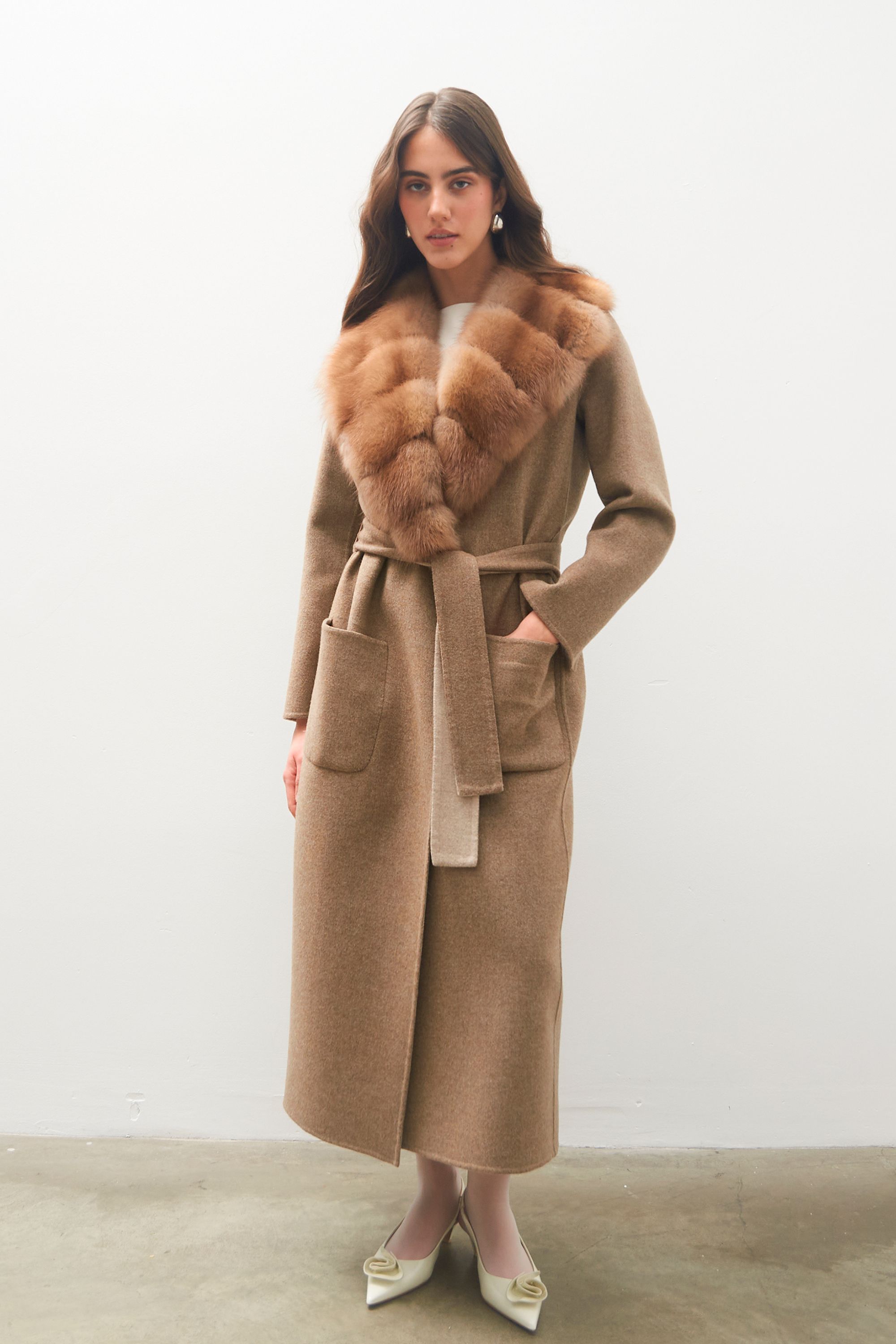 Пальто из кашемира Loro Piana от Manzoni-24 c шалевым ворoтником из меха куницы L-006 Пальто из кашемира Loro Piana от Manzoni-24 c шалевым ворoтником из меха куницы L-006
