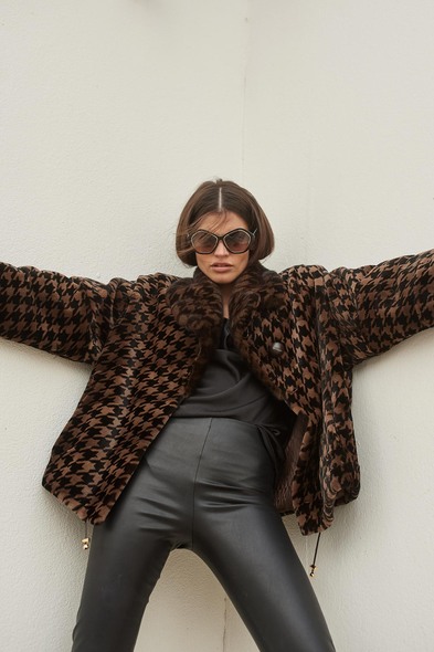 Куртка из меха стриженой норки с английским воротником, принт N-441-14