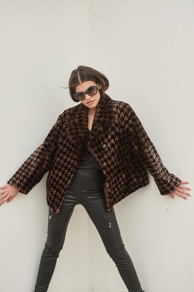 Куртка из меха стриженой норки с английским воротником, принт N-441-15